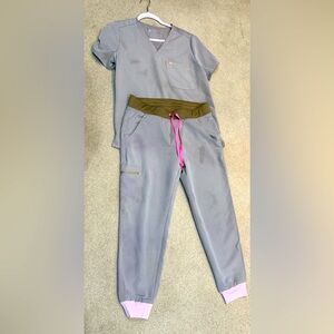 FIGS Smokey  Taupe
Medium Petite jogger
Medium Top
Used  (please note stains )